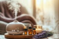 Diffuser mit ätherischen Ölen auf einem Holztisch zur Förderung mentaler Klarheit durch Aromatherapie